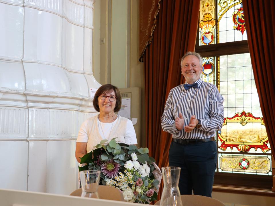 Ingrid Breuss nimmt den Dank der Synode anlässlich ihrer Pensionierung entgegen