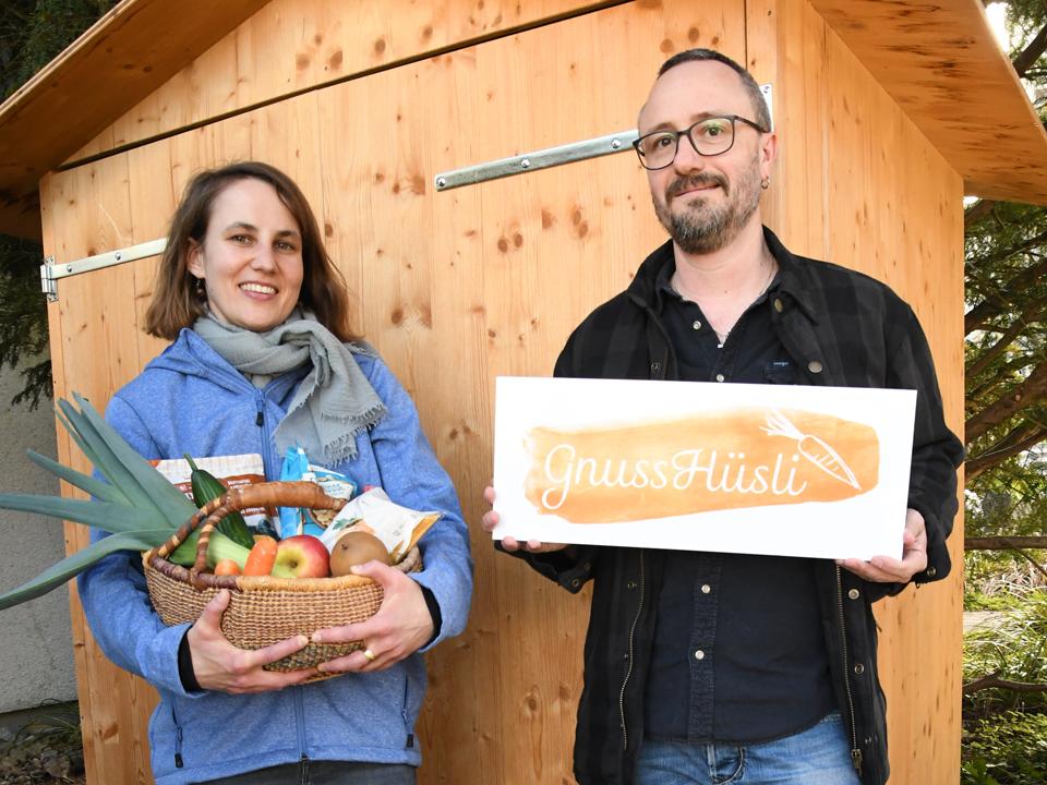 Katja Gsell und Andreas Pfiffner vor dem Romanshorner GnussHüsli