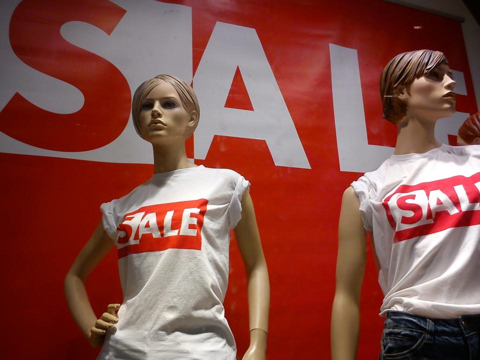 zwei Schaufensterpuppen mit T-Shirt an mit Aufschrift "Sale"