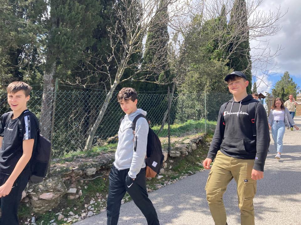 Jugendliche auf dem Rückweg der Rocca Maggiore