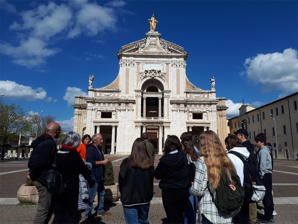 Jugendliche vor der Basilika Santa Maria degli Angeli