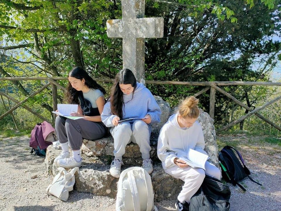 Jugendliche aus Ermatingen studieren das Assisi-Büchlein