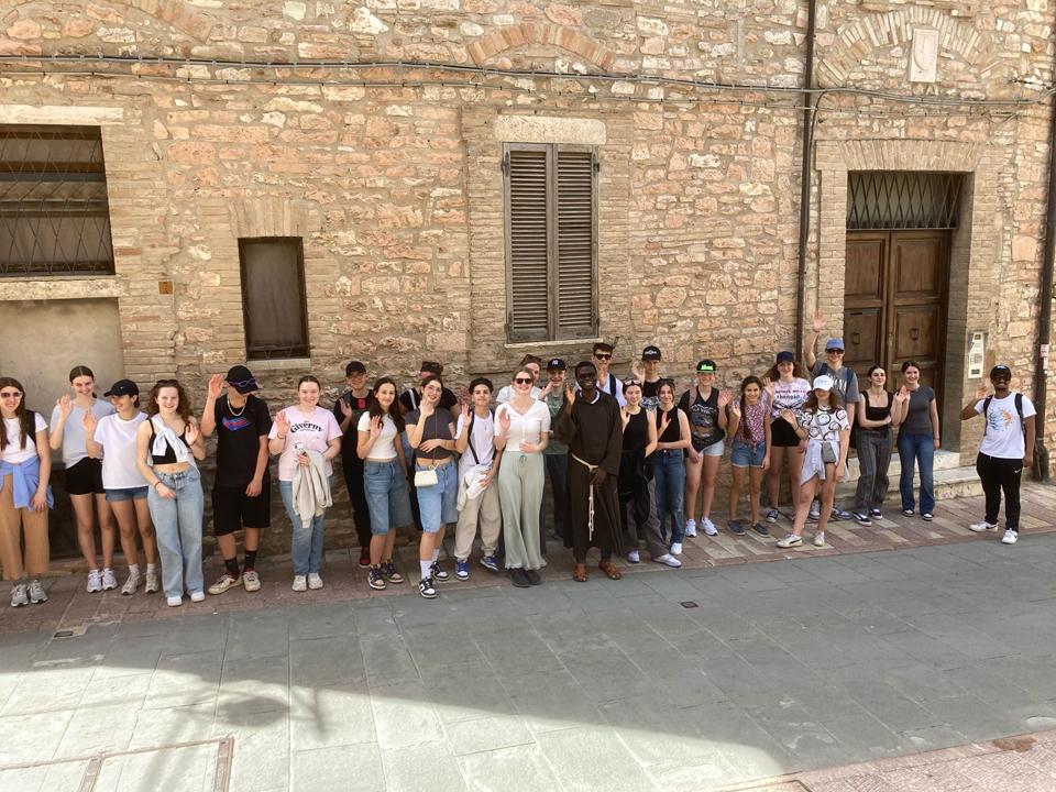 Begeisterte Jugendliche in Assisi