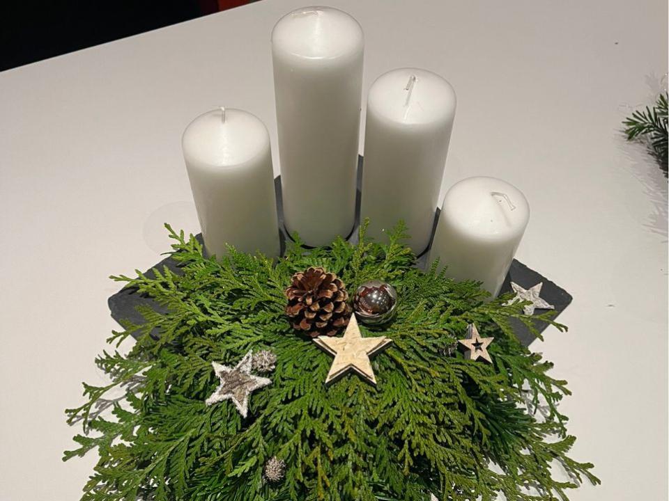 Adventsdeko - fertiges Adventsgesteck