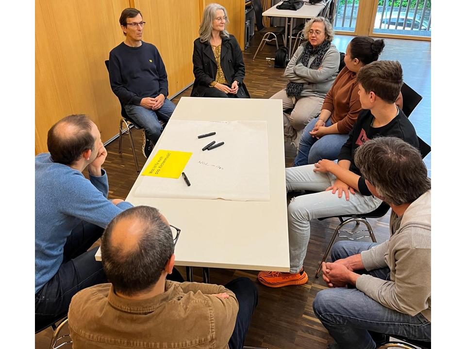 Musiker*innen an einem Tisch