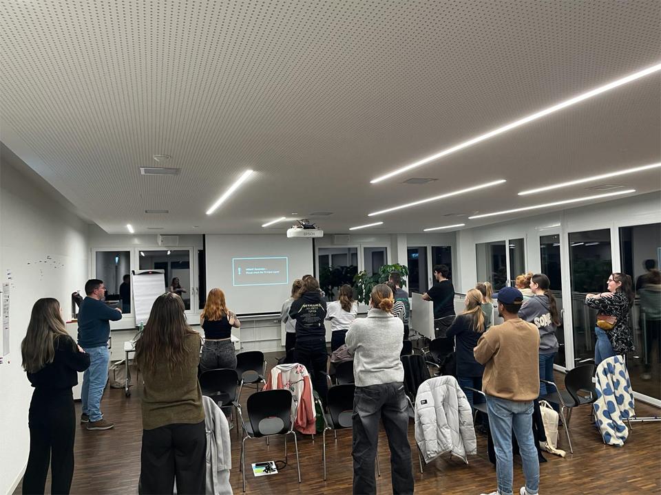 Abklopfen beim Anti-Stress-Workshop