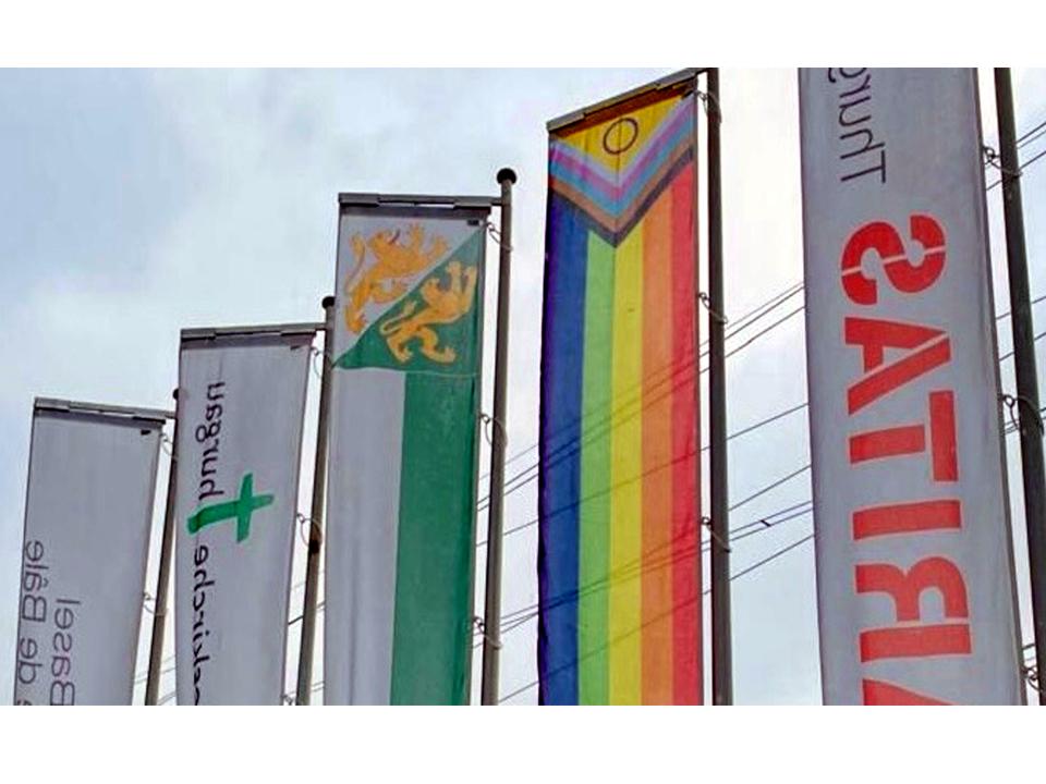 Regenbogenfahne am offiziellen Mast