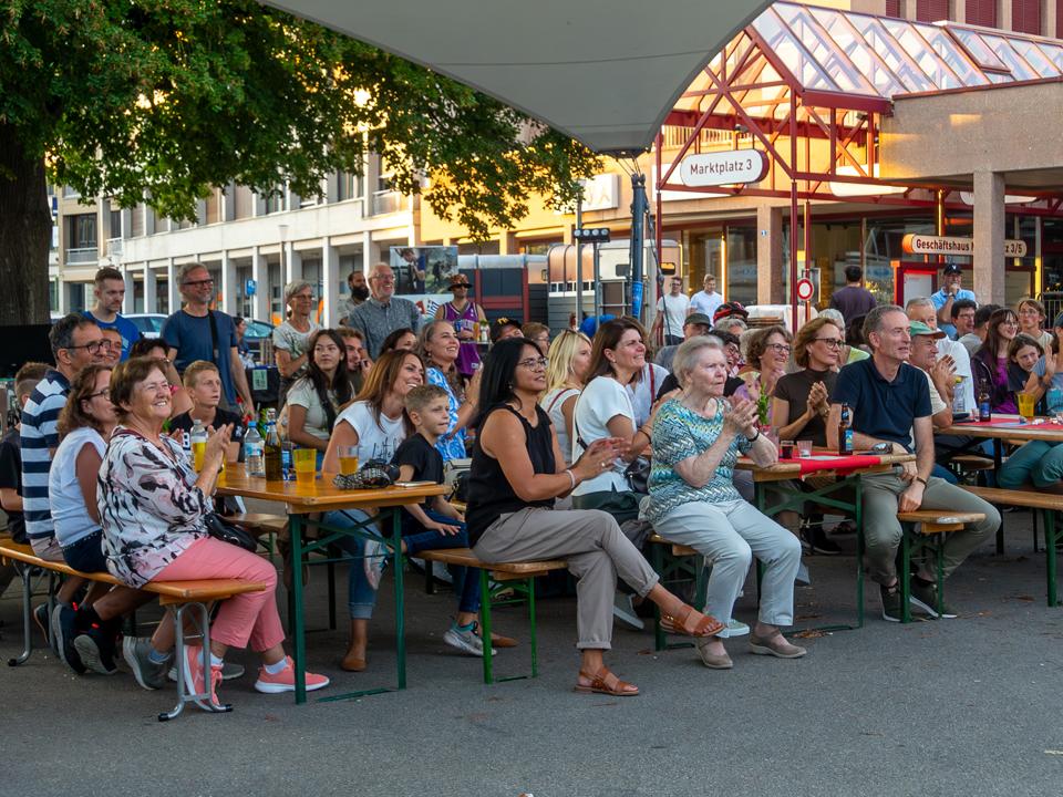 Begeisterte Besucher*innen am Benefizkonzert
