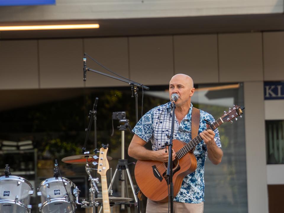Dave Curl eröffnet das Konzert.