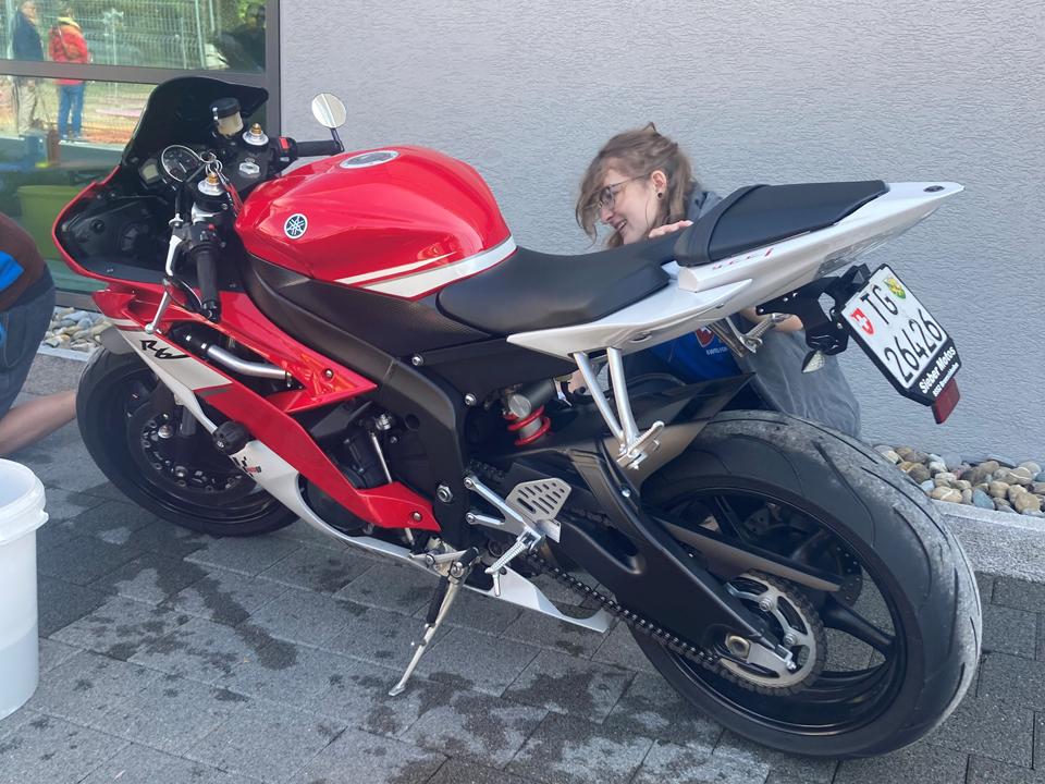 Auch Motorräder wurden geputzt