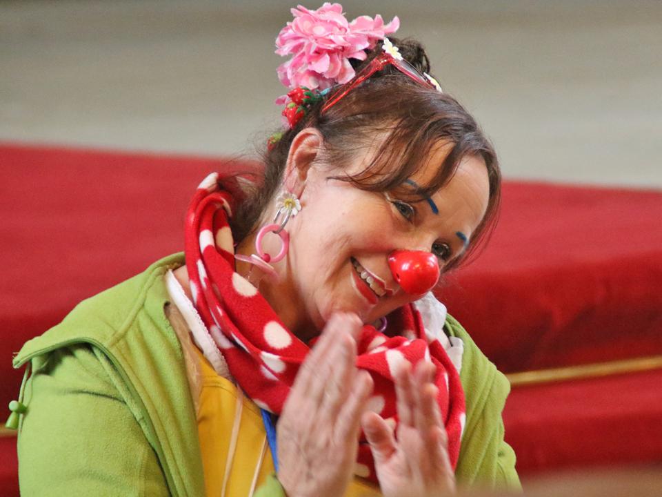 Die Clownin bereichert mit Andacht & Humor
