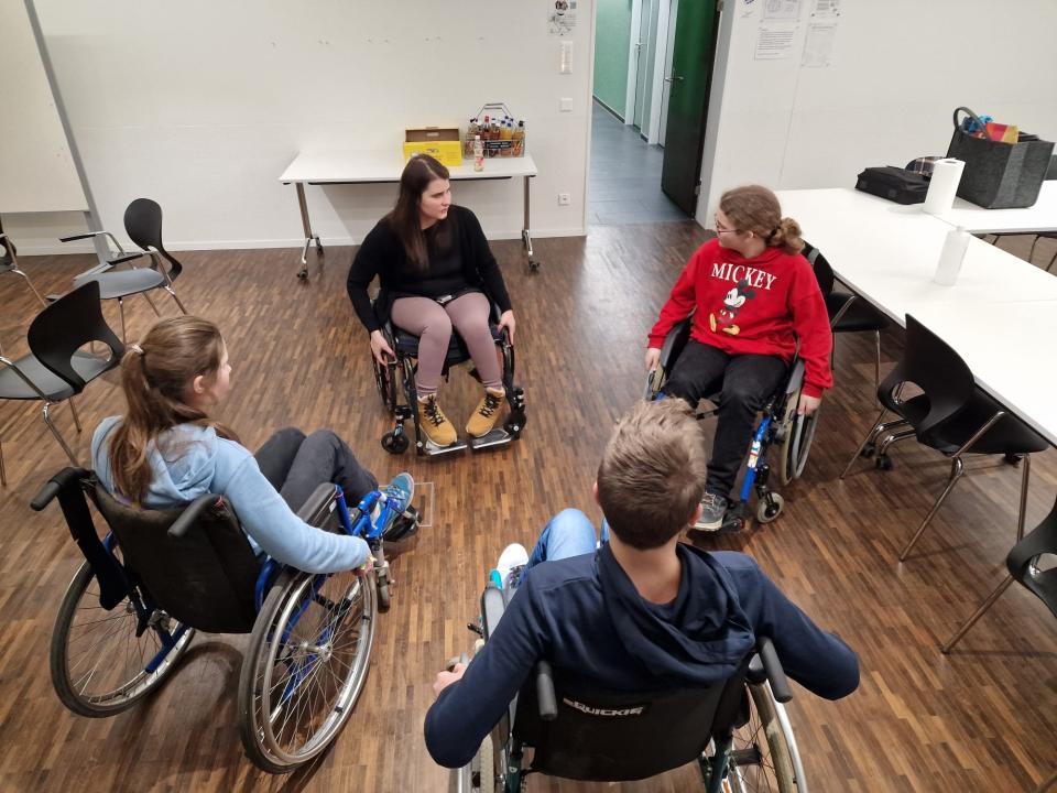 Personen im Rollstuhl