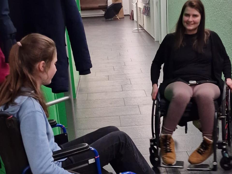 Jugendliche im Rollstuhl