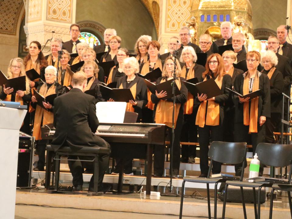 Projektchor unter der Leitung von Roman 