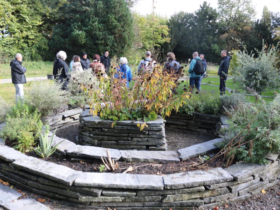 Blick in die Ateliers: Mobile Ökoprojekte, transformativer Wandel für die Biodiversität, Trendwende zu mehr Umweltschutz, anständig essen und der Gang durch den Bibelgarten im evangelischen Friedhof vor Ort 