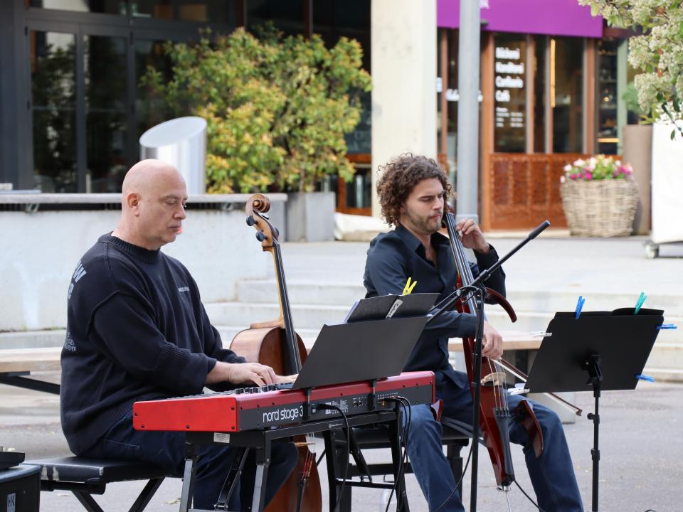 Band spielt moderne Kirchenlieder bei Kerzenschein.