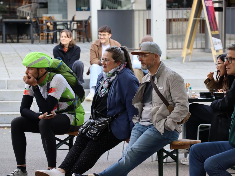 Menschen lauschen einem Live-Konzert auf dem Markplatz in Weinfelden.