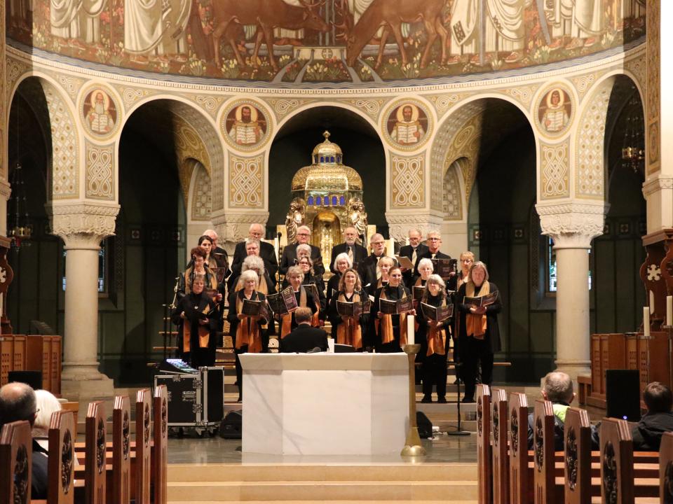Der Kirchenchor St. Johannes singt gemeinsam mit Besuchenden in einer offenen Singrunde