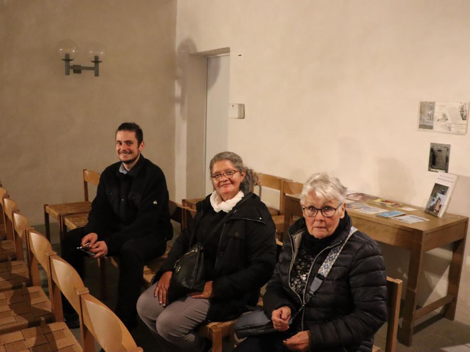 Teilnehmer geniessen Film in der Kirche