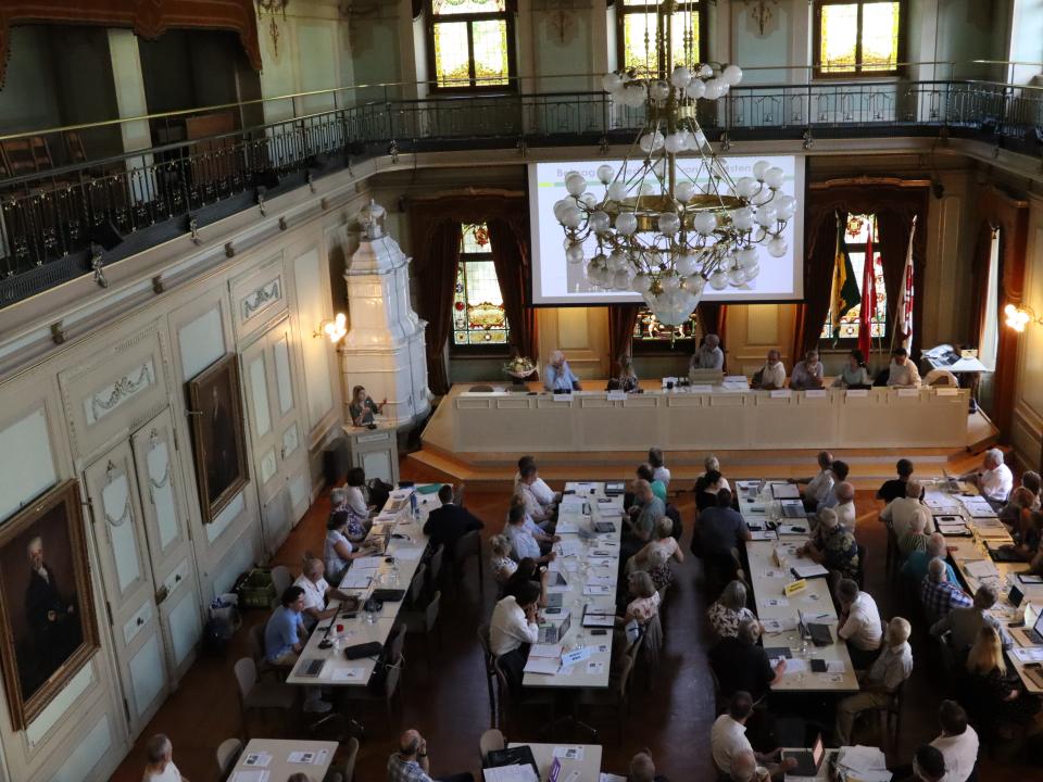 Blick auf das Plenum der Katholischen Landeskirche Thurgau bei der Synodensitzung im Rathaus Frauenfeld
