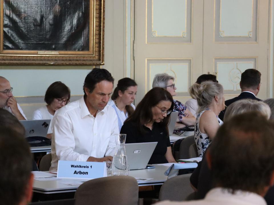 Fokussierte Zuhörer verfolgen die Präsentationen bei der Sommersynode 2025