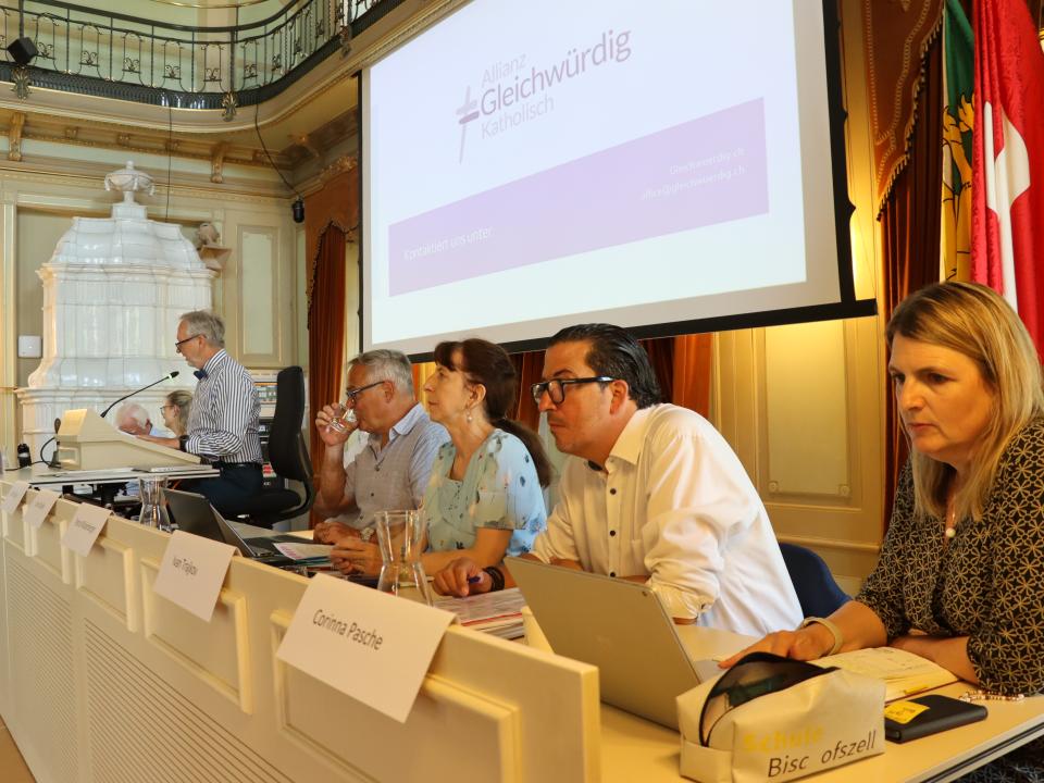 Mitglieder des Kirchenrats während der Synodensitzung 2025 im Rathaus Frauenfeld