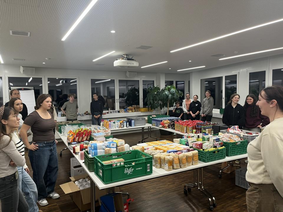 Briefing bevor die Päckli eingepackt werden