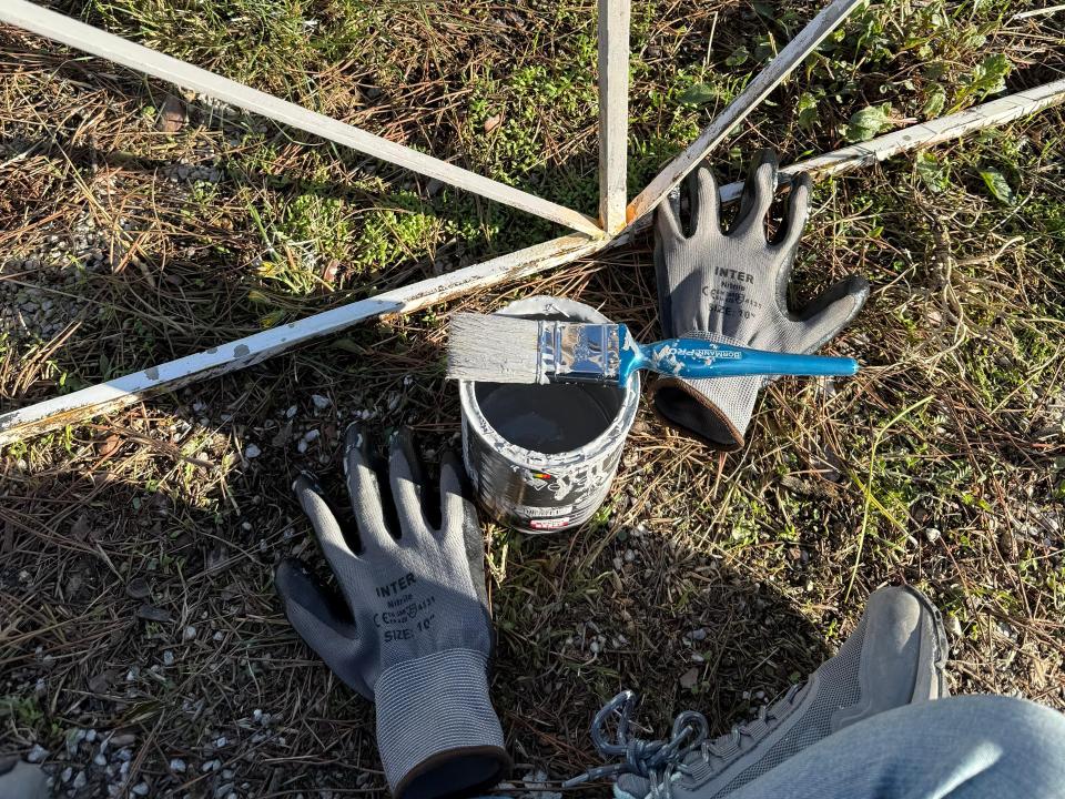 Fenstergitter im Kindergarten entrosten schleifen und mit wetterfester Farbe neu anstreichen