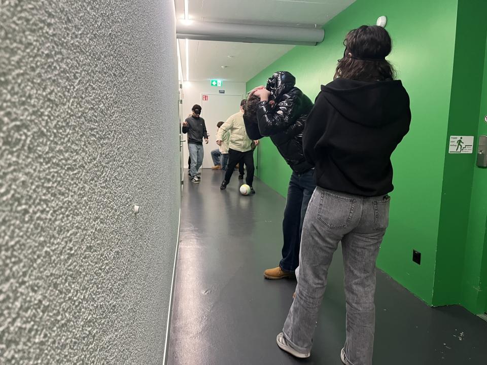 Fussball mit verbunden Augen und einem Blindenfussball