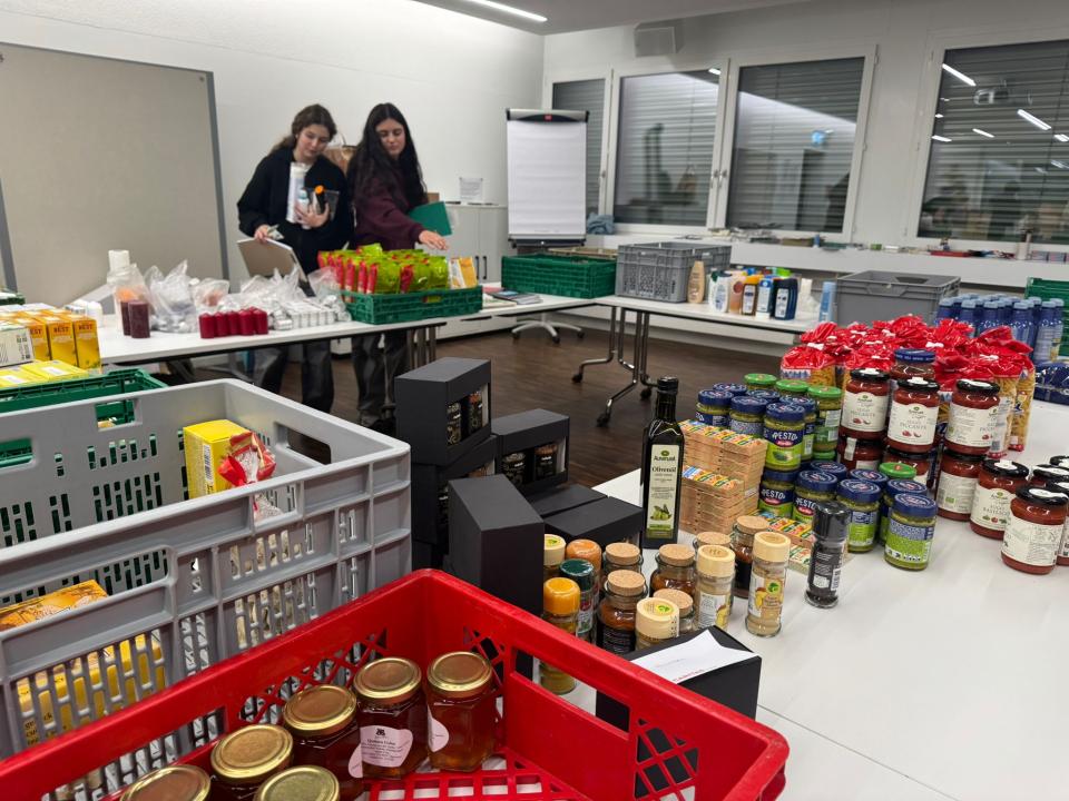 Kartenkisten beladen