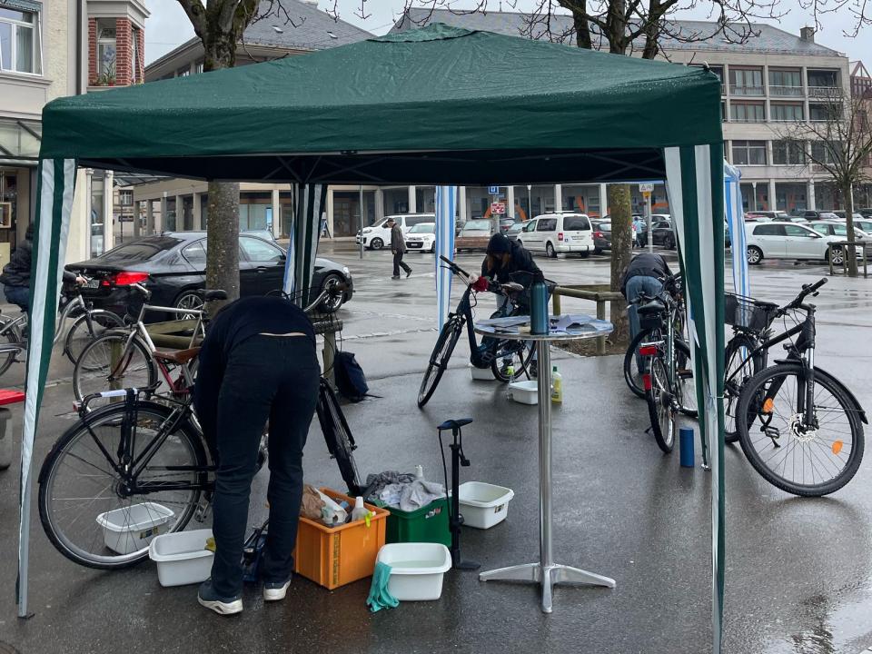 Die Velos werden geputzt.