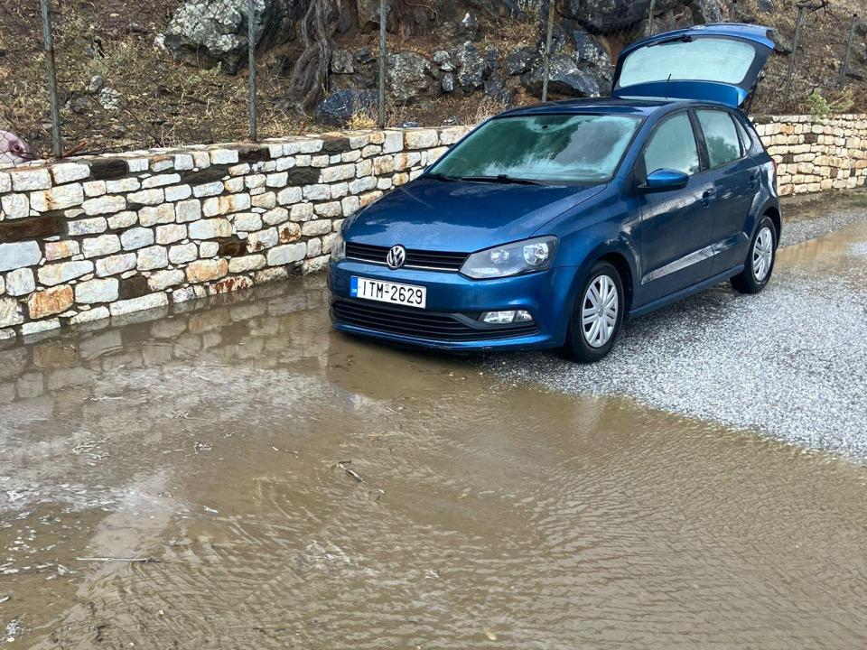 Das Auto konnte aufgrund starkem Regen nicht mehr weiterfahren - erschwerte Bedingungen für alle