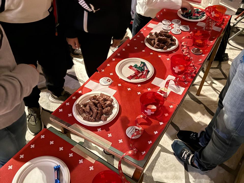 Schweizer Schokolade ist beliebt am Begegnungsabend