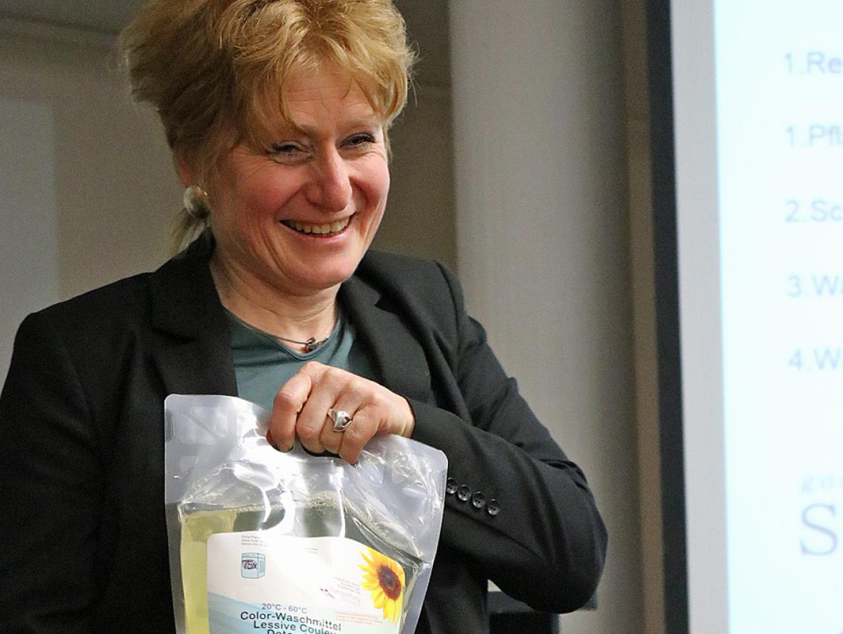 Die Chemikerin Regine Schneider stellt Reinigungsmittel ohne Palmöl vor.