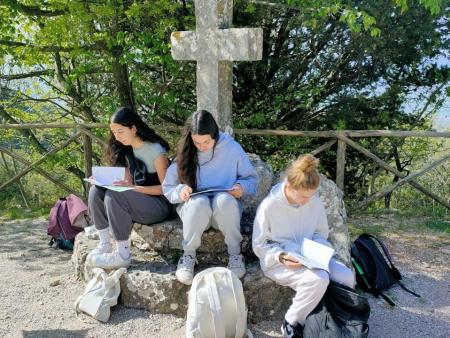 Jugendliche aus Ermatingen studieren das Assisi-Büchlein