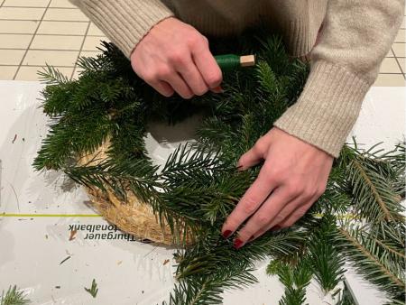 Adventsdeko - beim Kranzen