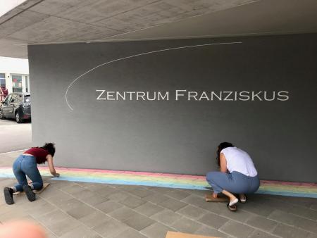 Eingang mit Regenbogen bemalen