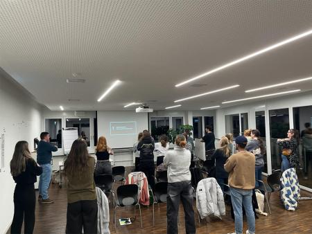 Abklopfen beim Anti-Stress-Workshop