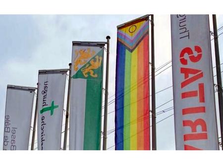 Regenbogenfahne am offiziellen Mast