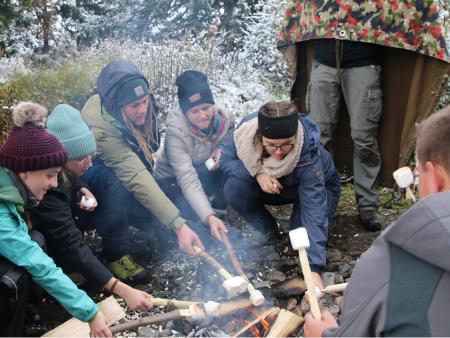 Marshmallows über dem Feuer