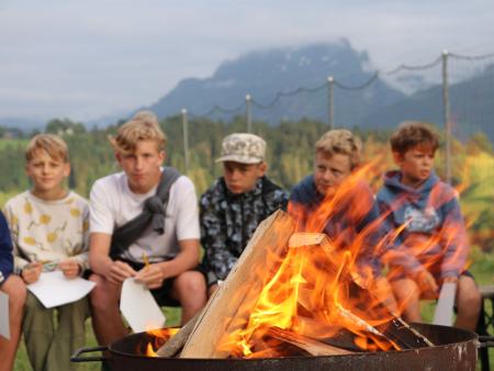 am Lagerfeuer