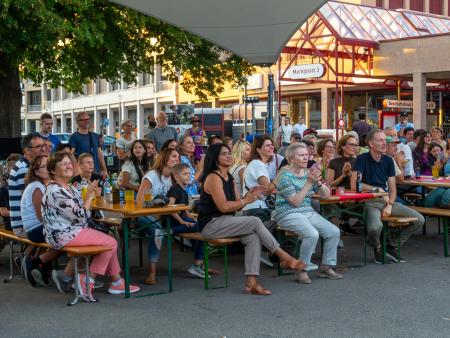 Begeisterte Besucher*innen am Benefizkonzert