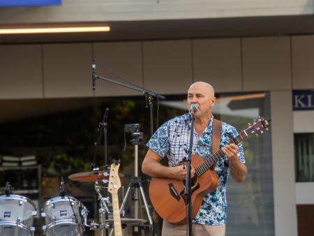 Dave Curl eröffnet das Konzert.