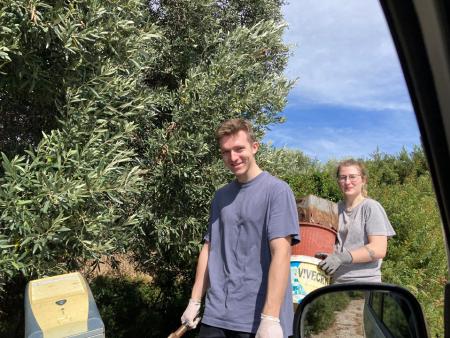 Ladina und Nico beim Ausmisten eines Hauses