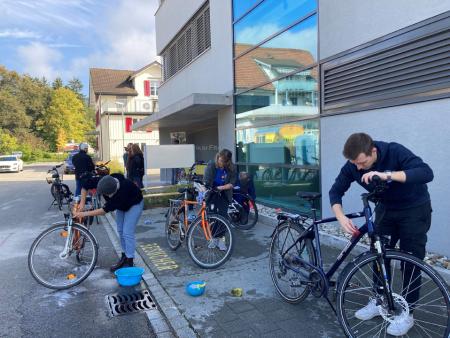 Fahrräder wurden geschrubbt und Ketten eingeschmiert