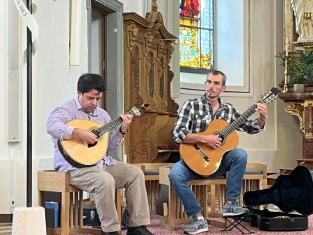 Musiker-Duo in der Kirche