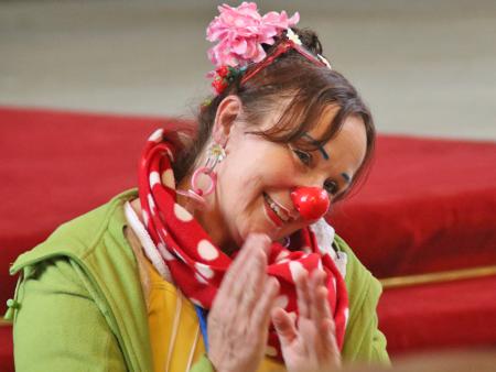 Die Clownin bereichert mit Andacht & Humor