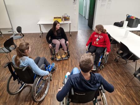 Personen im Rollstuhl