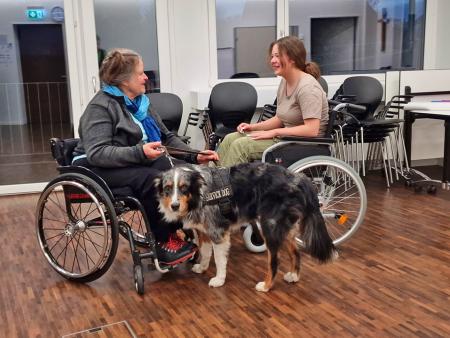 Bernadette Niedermann erklärt PU-Teilnehmerin Tipps mit dem Rollstuhl