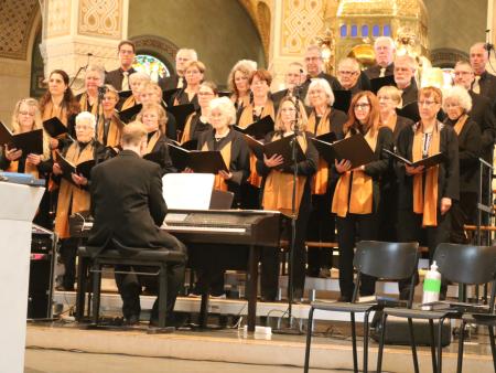 Projektchor unter der Leitung von Roman 